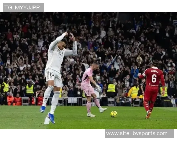 姆巴佩今年59球追平C罗纪录西甲官方社媒发布海报致敬传奇球星