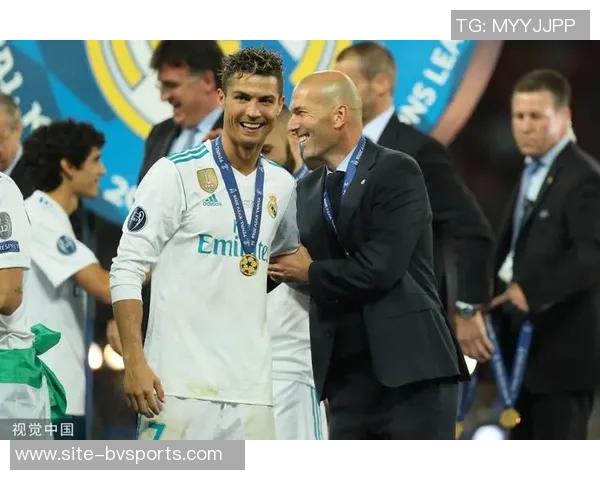 梅西荣膺FIFA年度最佳球员八次创纪录C罗紧随其后齐达内和罗纳尔多并列第三 梅西荣膺FIFA年度最佳球员八次创纪录C罗紧随其后齐达内和罗纳尔多并列第三