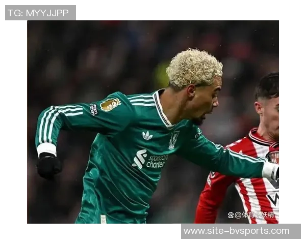 范戴克遭射门闷击后脑勺倒地队医紧急救助现场情况紧张 范戴克遭射门闷击后脑勺倒地队医紧急救助现场情况紧张